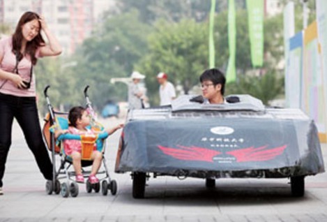 圖為個性的跑車引來小朋友打量