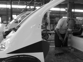 華正集團員工在搭建電動車